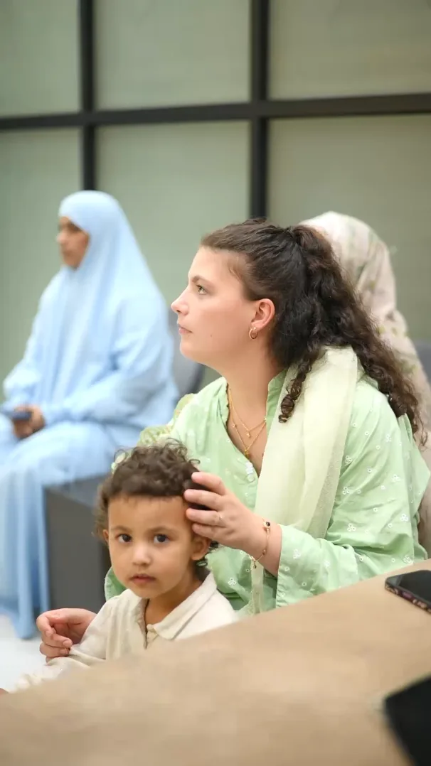 A woman and a young child sitting in the waiting area at Smile Mender, Gujranwala